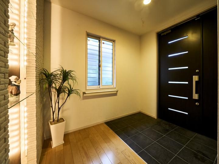 ホール・玄関で約4.5帖あり、玄関正面にはエコカラットを設置しております。