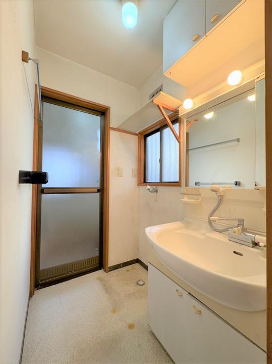 洗面所にも窓がございます。