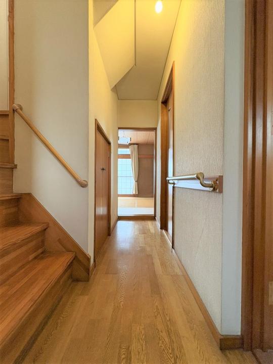 1階廊下　北側に勝手口がございます。