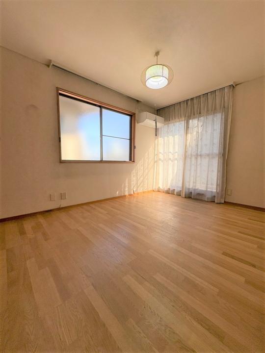 2階洋室約6.1帖　バルコニーがございます。