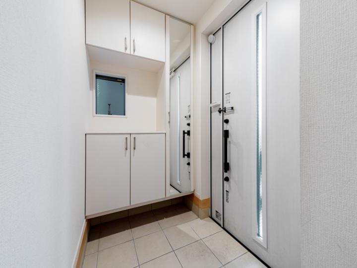 玄関にも収納スペースあり