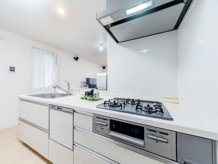 キッチン横にモニター付きインターホン