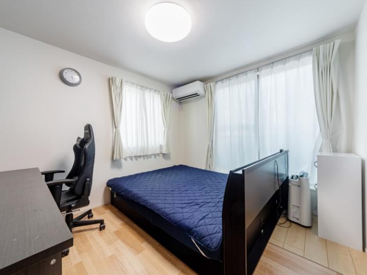 南西向きバルコニー付き洋室