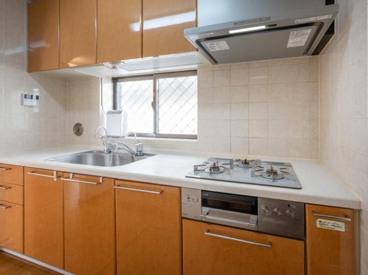 幅の広いキッチンとなっており、ビルドインガレージへの扉がございます