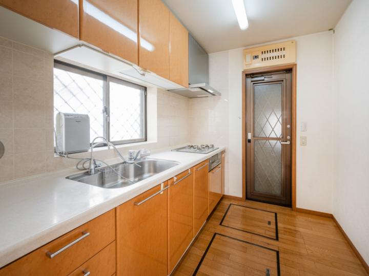 ビルトインガレージへの扉があるため、食材のお買い物などすぐに収納できます。