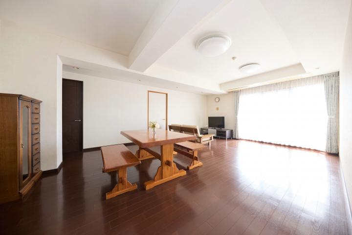 南向きのリビングダイニングスペース