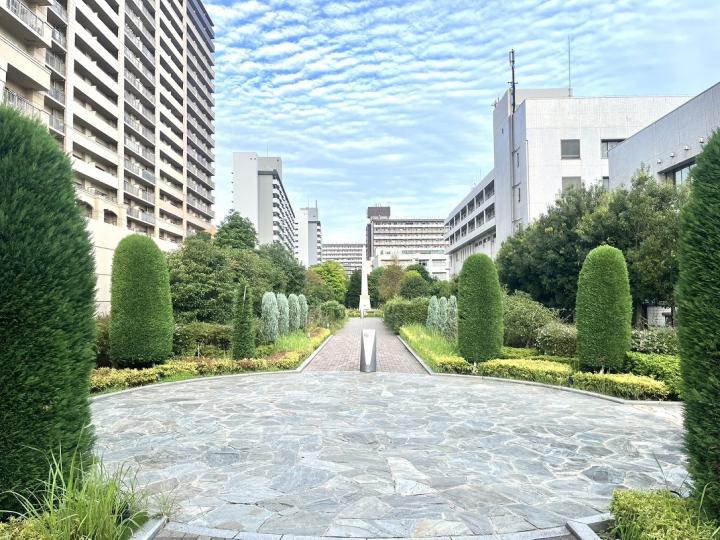 エントランスはパリの「チェイルリー公園」の幾何学庭園をモチーフにした造園設計がなされています