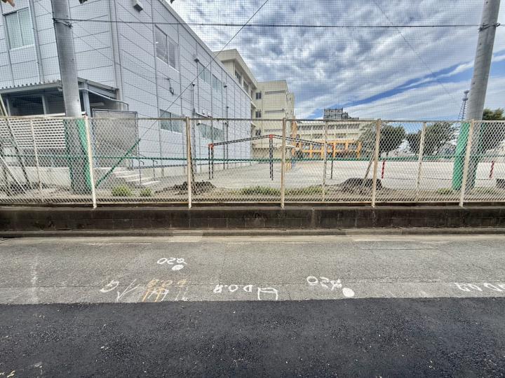 対象地から前面道路の見え方 ※前面道路向かいは若松小学校の運動場です