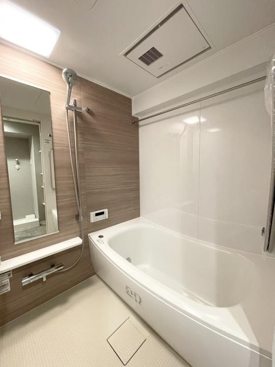 浴室乾燥機付きのバスルーム