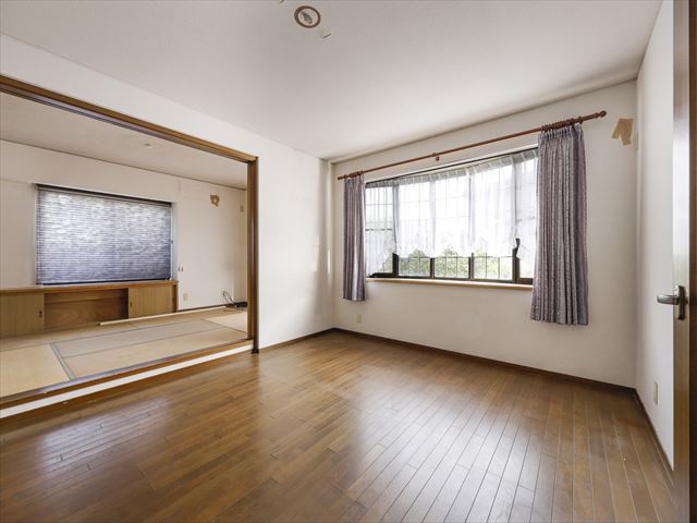 約9帖のリビングダイニング。南に面している窓からは明るい陽射しを取り入れることができ、ご家族でゆった