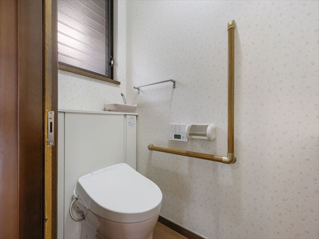 白を基調としたシンプルな清潔感のあるトイレです。