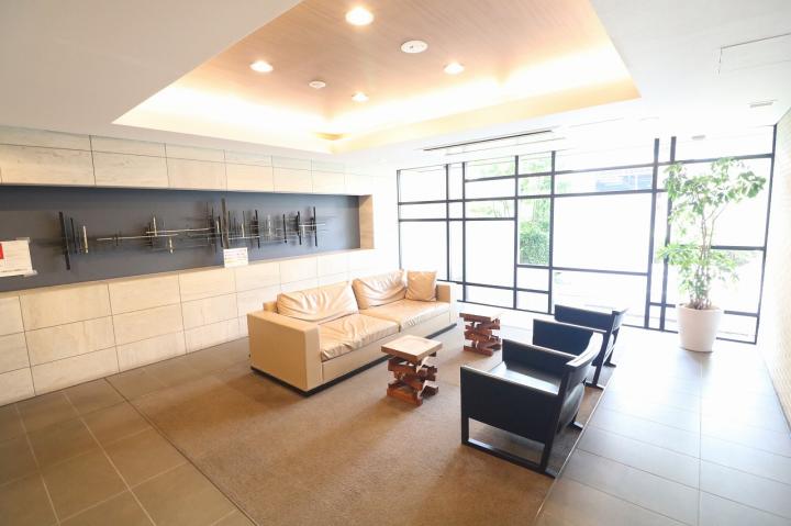 マンションエントランス横に位置する共用スペースです。