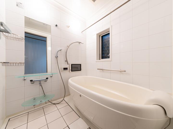 白が基調の浴室です