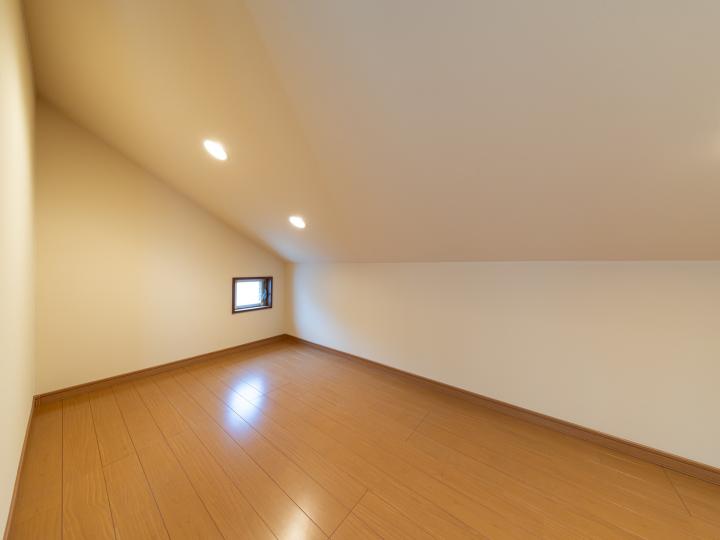 屋根裏収納