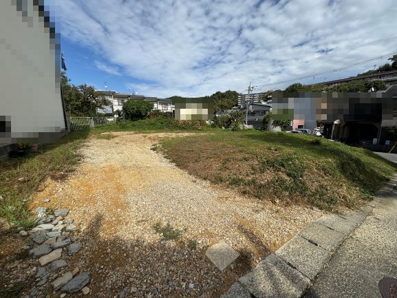 敷地南側から対象物件を臨む