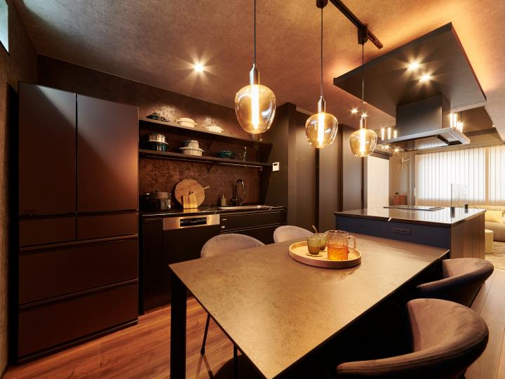 ■アイランドキッチン背面には、フルハイトドアで壁面と一体化したパントリー収納があります。