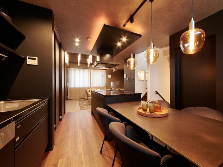 ■キッチンは、引出し収納に加えて背面にも収納あり。コンセントも付設されています。