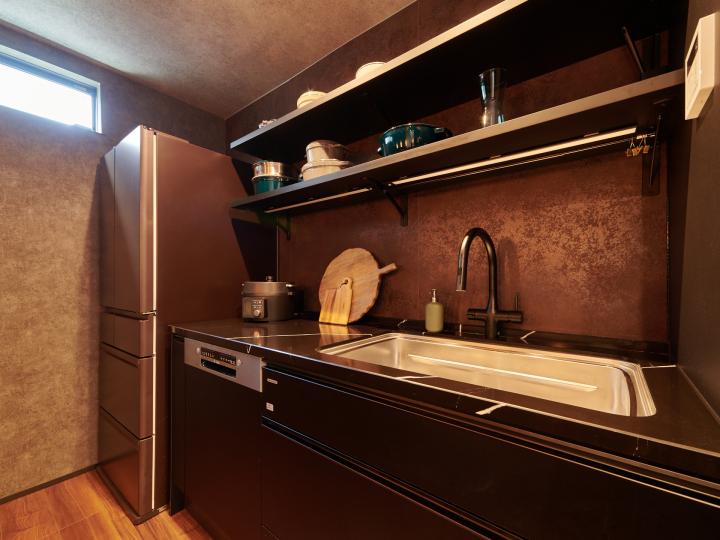 ■幅65センチメートルのビルトイン食洗器つき。シンク側の作業スペースもしっかり確保されています。