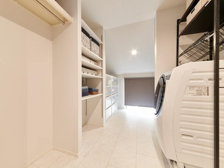 ■3階のサニタリースペース(6帖)。ファミリークローゼットとして利用可能です。