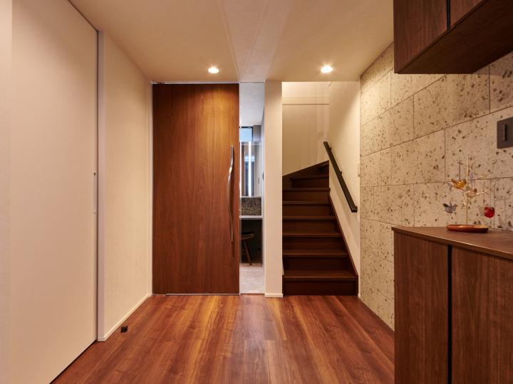 ■フルハイトスイングドアと石調タイルにより、開放感を持たせた玄関空間に仕上がっています。