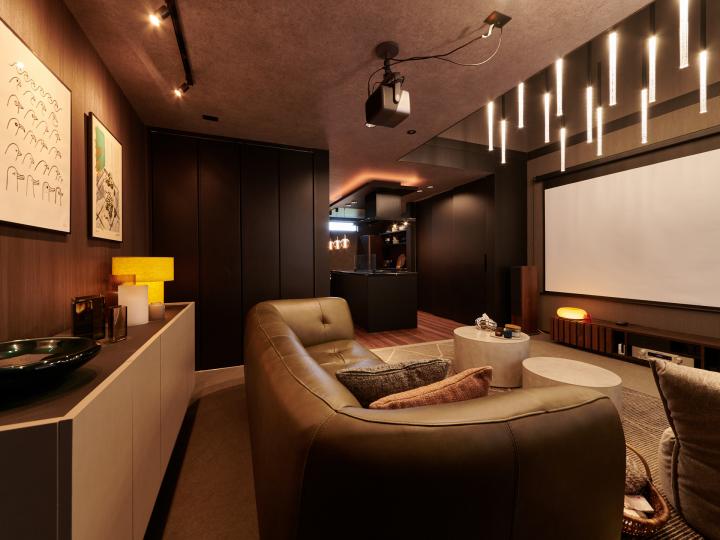 ■リビング壁面にも収納がございます。