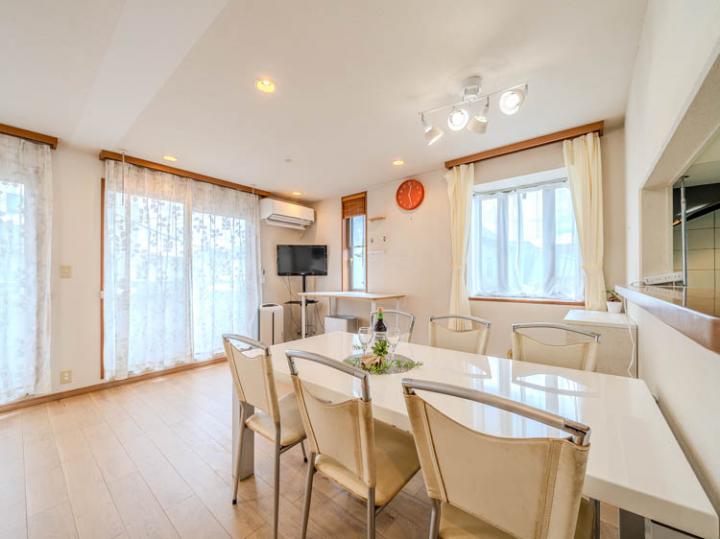 東南向の窓で明るいリビングダイニング