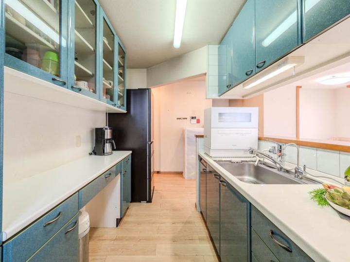 便利な引き出し式の作業台がついたキッチンの背面収納