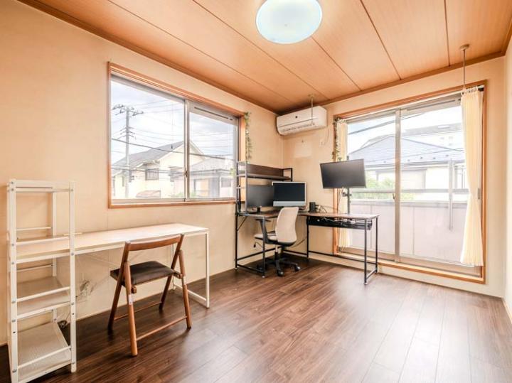 畳からフローリングにリフォームした8帖の洋室