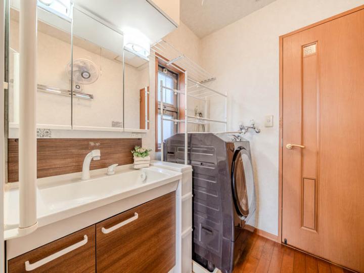 ドラム式洗濯機が置けるスペースがある洗面所