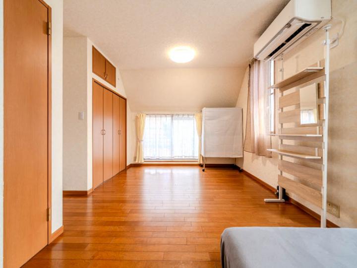 寝室は2部屋に仕切ることができるような作りになっています