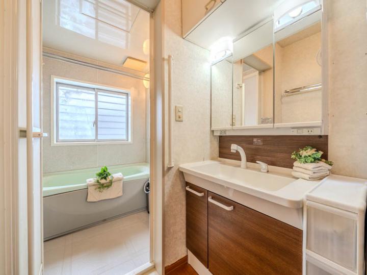 三面鏡付きの洗面台