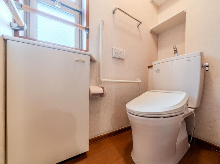 トイレは各世帯に2つ(計4つ)あります