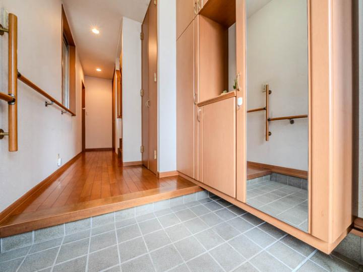玄関・廊下も広い作りでゆったり空間