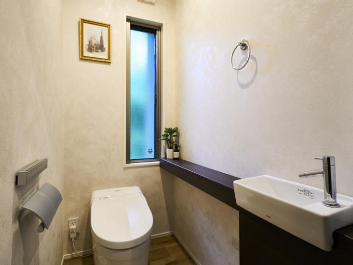 手洗い付きロータンクのトイレです。