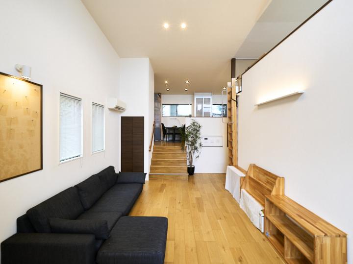 リビングとダイニングの一部に床暖房がございます。