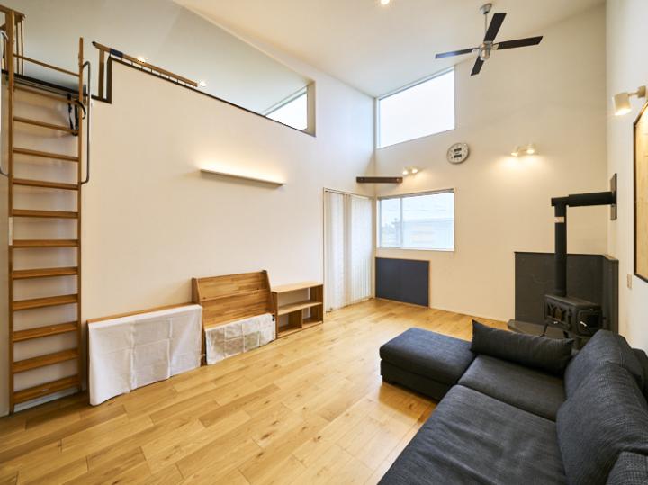 13.7帖のリビングで天井が高い為、開放感が得られます。