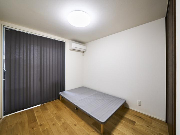 約5.4帖の洋室です。