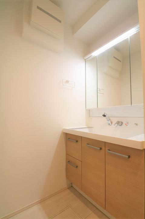 収納スペース付きの洗面化粧台です。