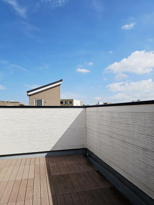 ルーフバルコニーにて撮影した写真です。