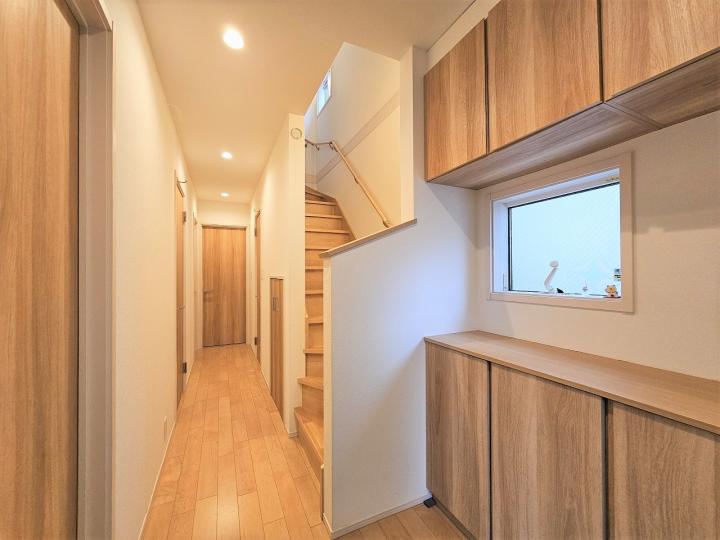 玄関に複数収納スペースがあります。