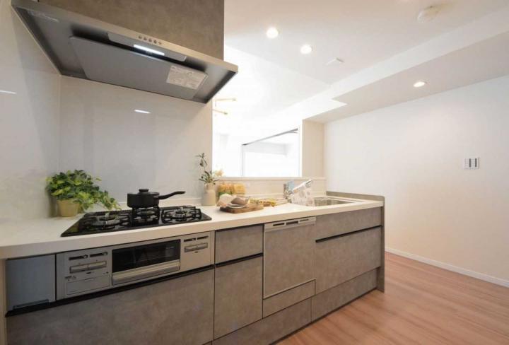 キッチン：・家具、LDの照明は含まれません。