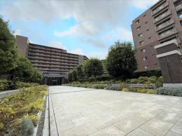 ユニヴェルシオール学園の丘の外観