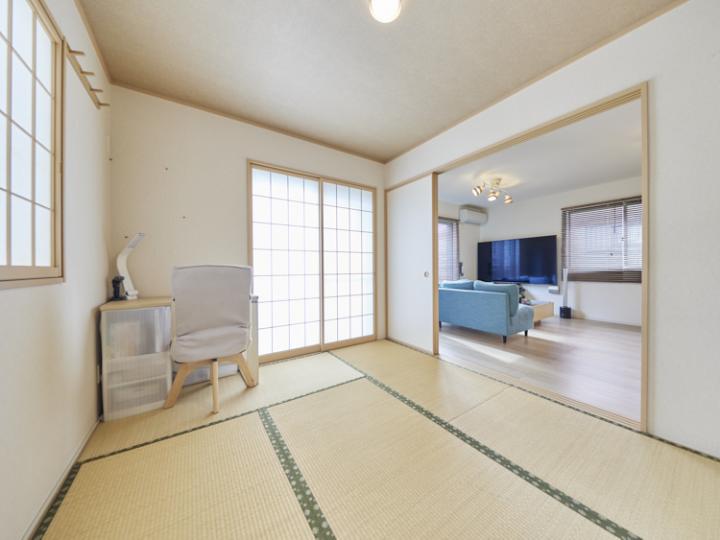 リビングの隣の和室