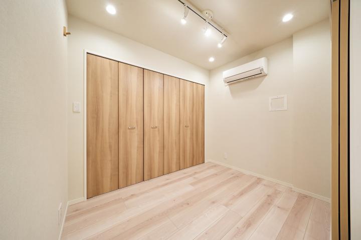 約4.3帖洋室 壁一面が収納になっています