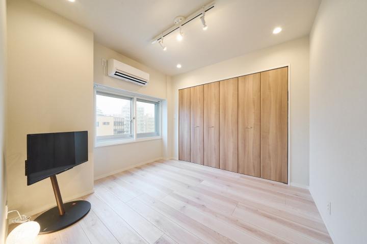 約5.6帖洋室 壁一面が収納になっています