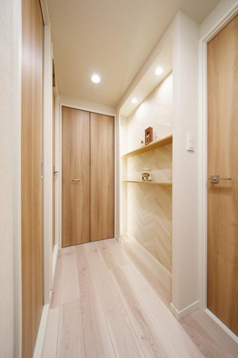 廊下にはアクセントクロスをあしらった飾り棚があります。