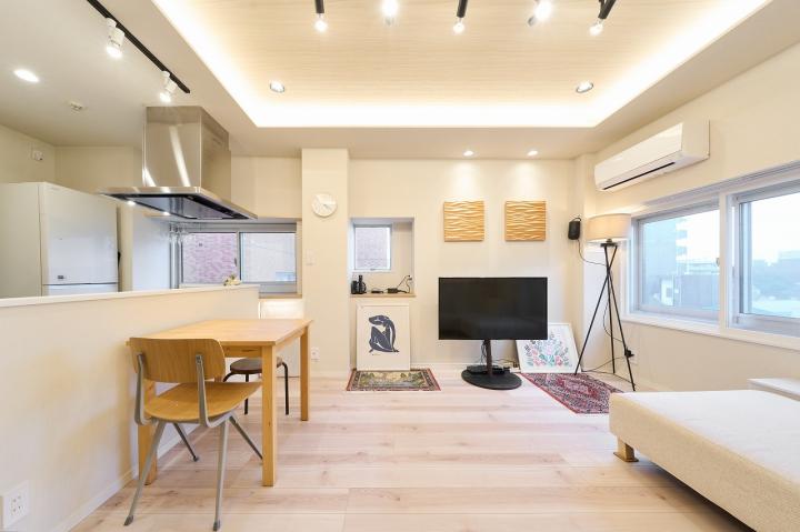 折り上げ天井に間接照明がついています