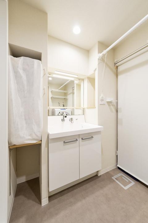 洗面化粧台 横には収納スペース有