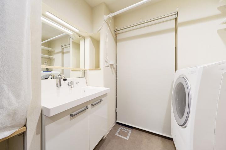 洗面化粧室 ロールスクリーンの奥は給湯器置場