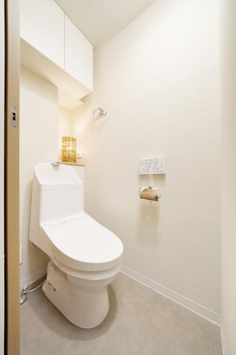 温水洗浄便座付きトイレ・吊戸棚付